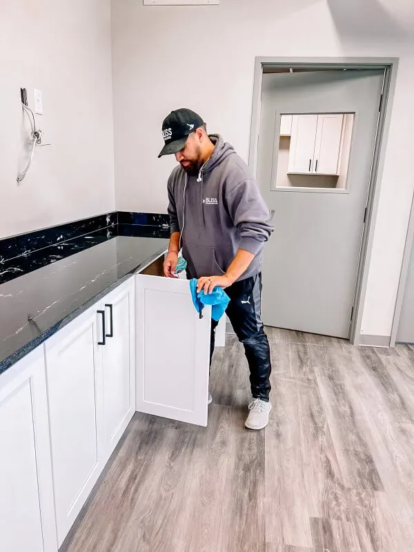 Cleaning-of-an-office-in-a-commercial-post-construction-cleaning